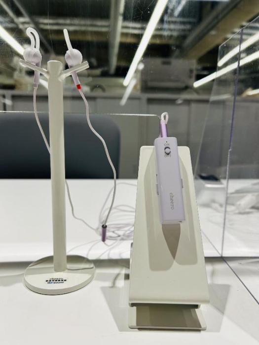 軟骨伝導式集音器(イヤホン)の写真