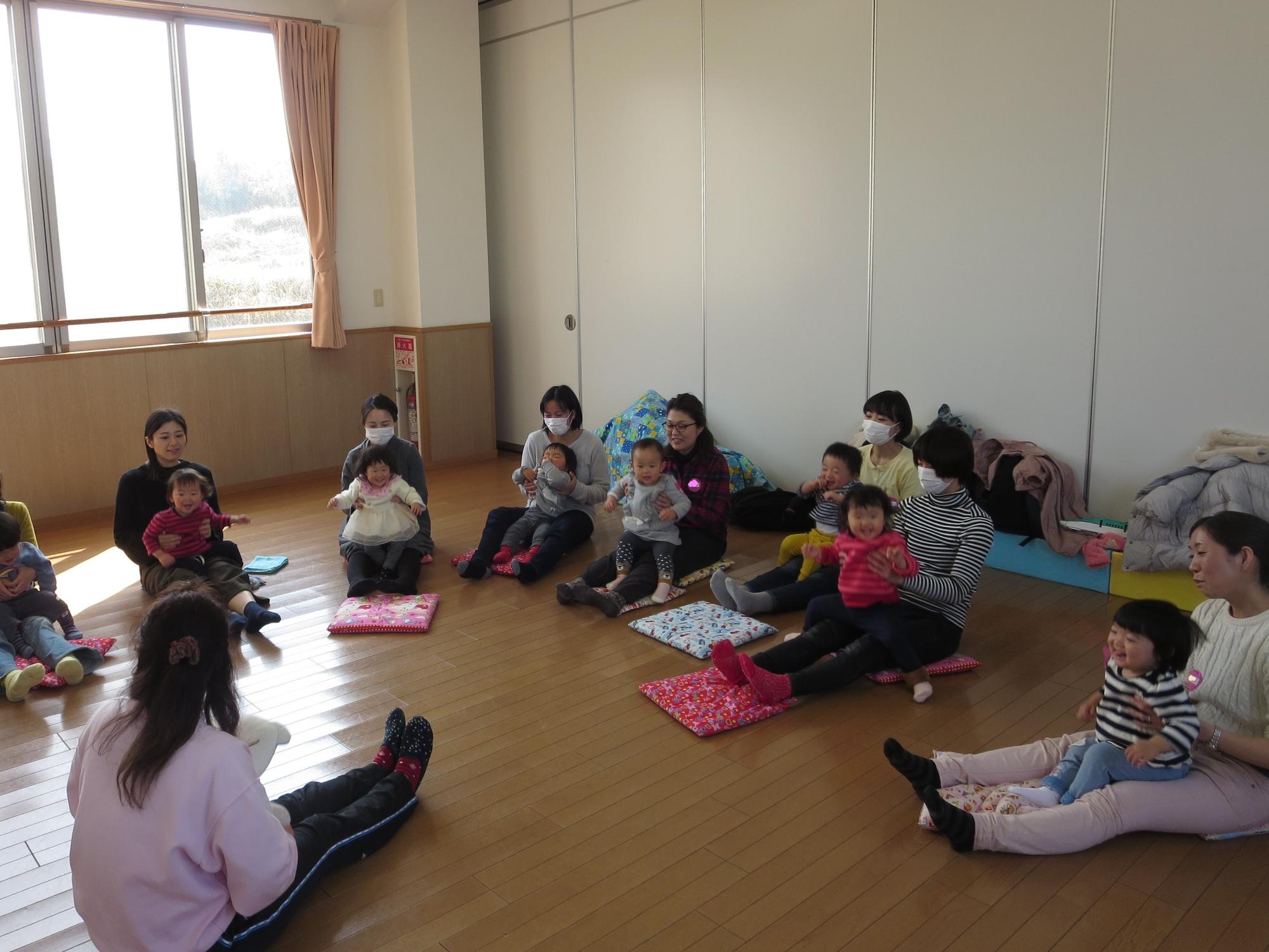 親子でふれあいあそびをしているところ