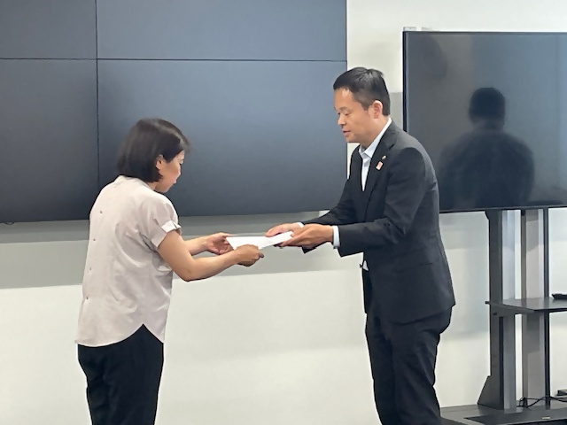 市長から会長に諮問書を手交している写真