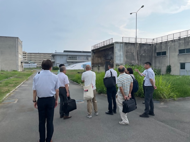 津田浄水場を視察する経営審議会委員の写真
