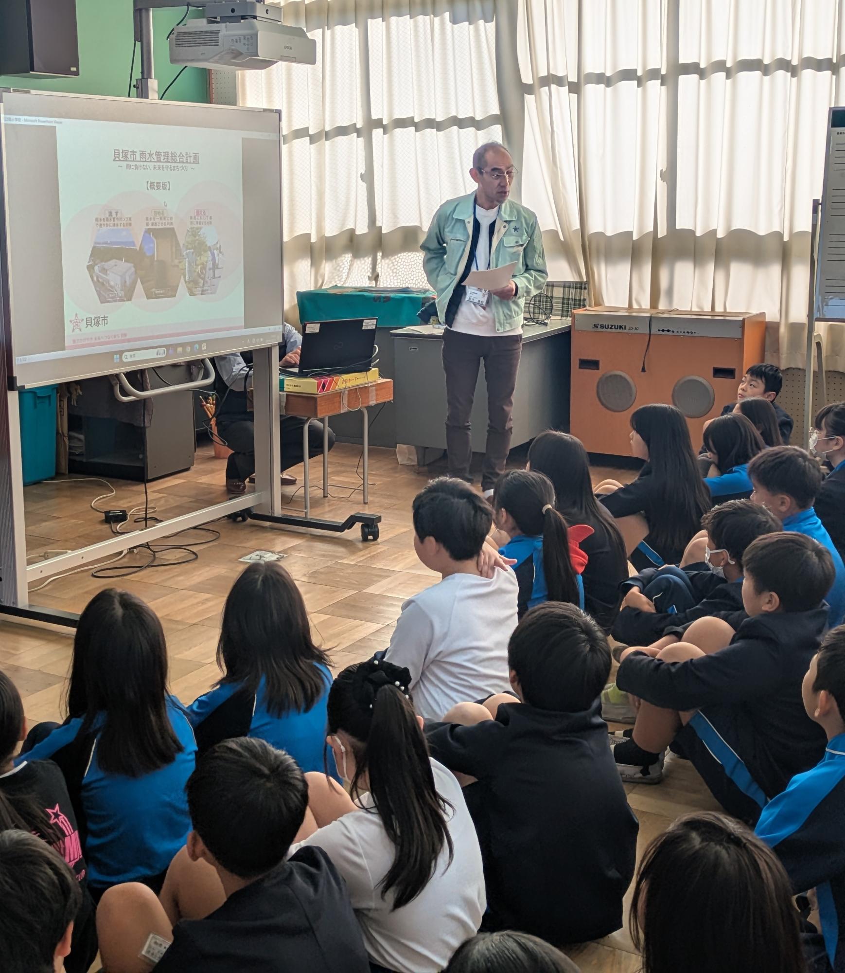 下水道の担当職員が、南小学校6年生に対し、雨水対策と環境についての学習講座を実施した様子です。