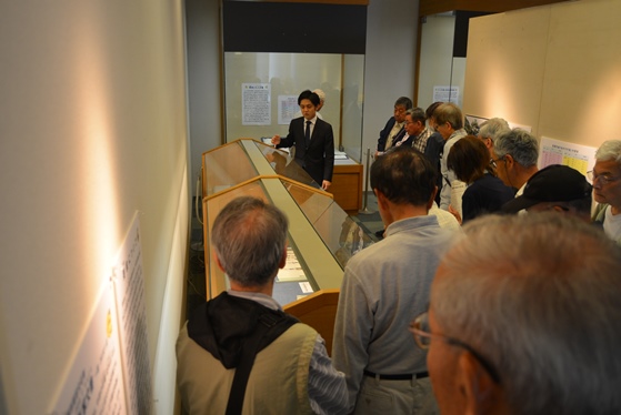 講演会「岸和田藩と七人庄屋」の際の展示解説の写真