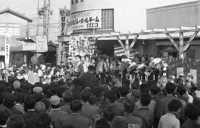 南海貝塚駅前での歓迎会の写真