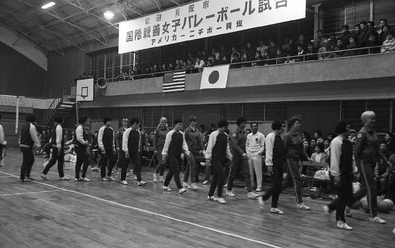 日紡貝塚VSアメリカ(試合前入場の写真)