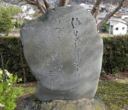 孝恩寺境内に立つ松瀬青々句碑の写真