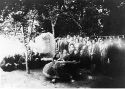 1940年11月3日孝恩寺において青々句碑建碑式の時の集合写真