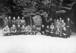 孝恩寺に建立した青々句碑を囲んでの記念写真撮影