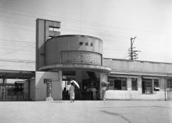 昭和29年の南海本線貝塚駅前の風景写真