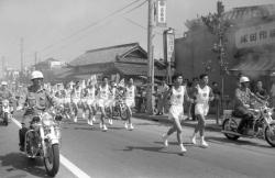 昭和39年貝塚市を駆け抜ける東京五輪聖火リレーの写真