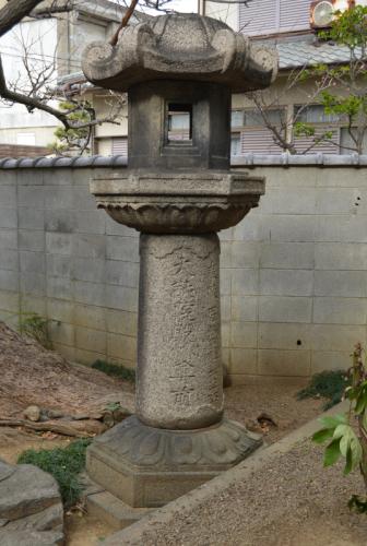 津田南町に残る3代将軍家光の石灯籠の写真