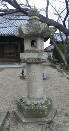 泉南市樽井南泉寺に残る5代将軍綱吉の石灯籠の写真