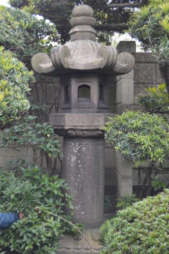 岸和田市本町に残る7代将軍家継の石灯籠の写真