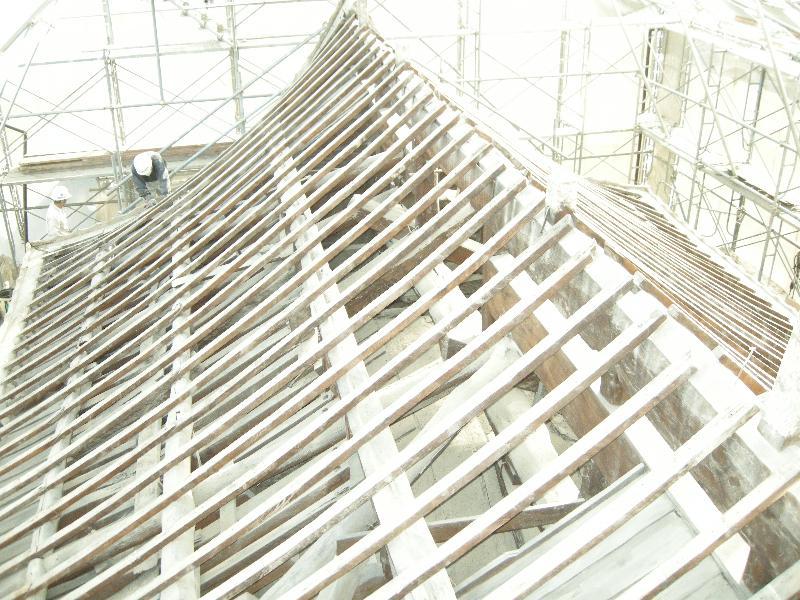 修理中の表門(屋根部分)の写真
