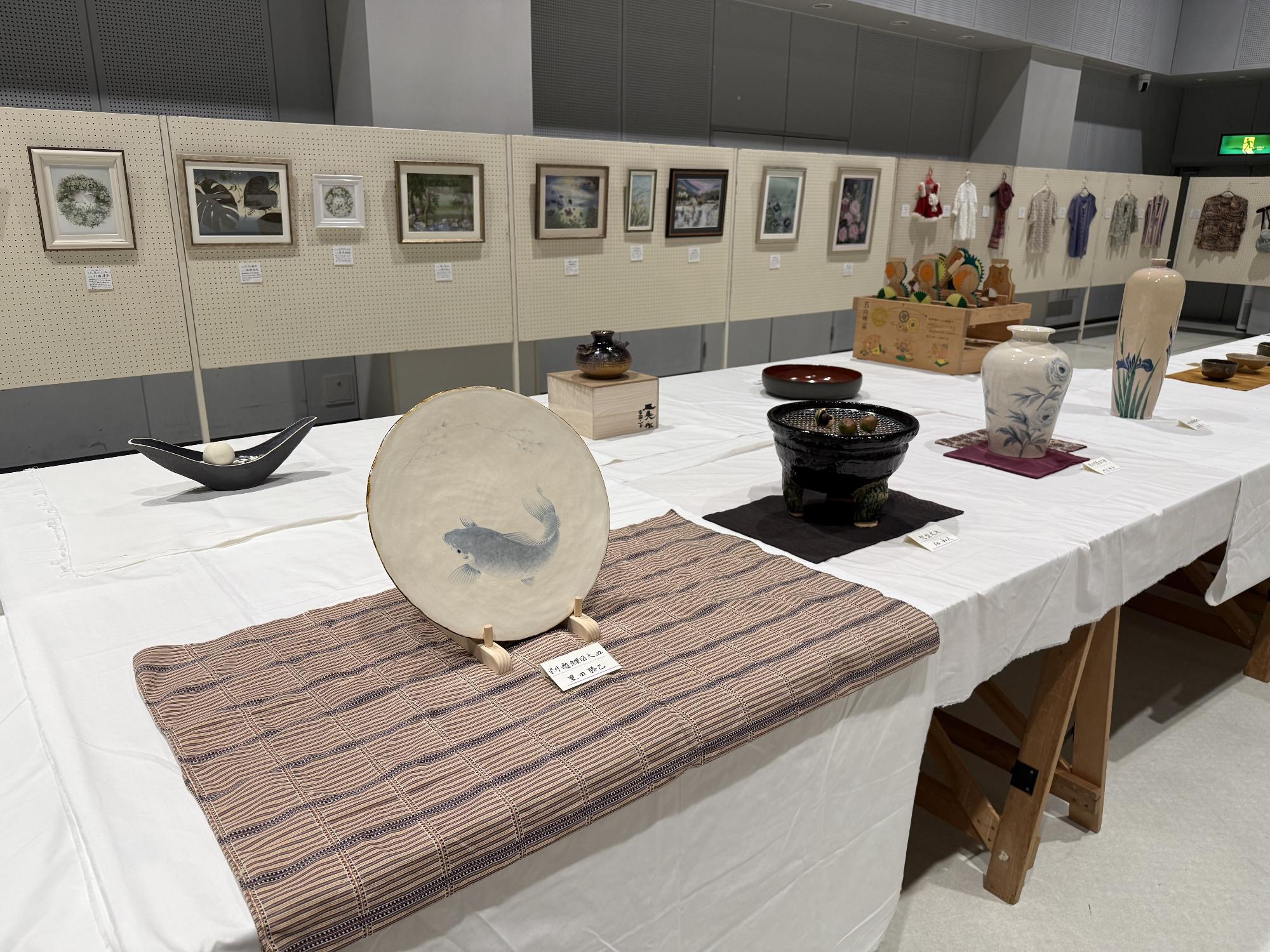 陶芸・工芸作品を展示している様子1