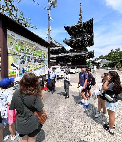 水間寺境内の案内を聞く訪問団のみなさん