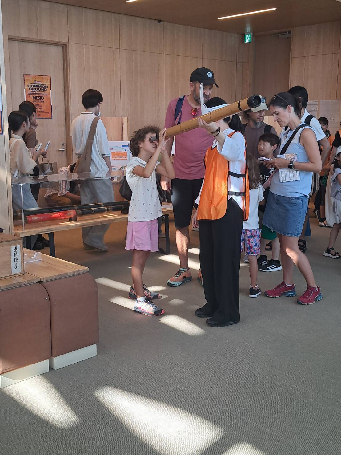 来場者の望遠鏡体験のようす