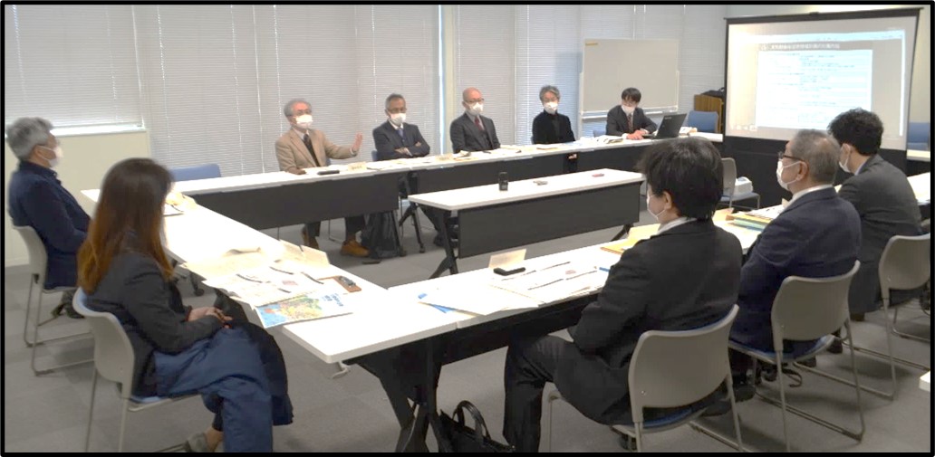 地域計画協議会(協議会のメンバー10名がロの字型に机を並べ向かい合って座る様子)