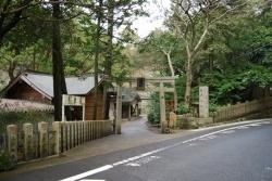 道路から見た道陸神社の鳥居と建物群の写真