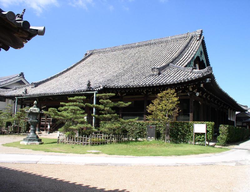 修理前の願泉寺境内のようすの写真
