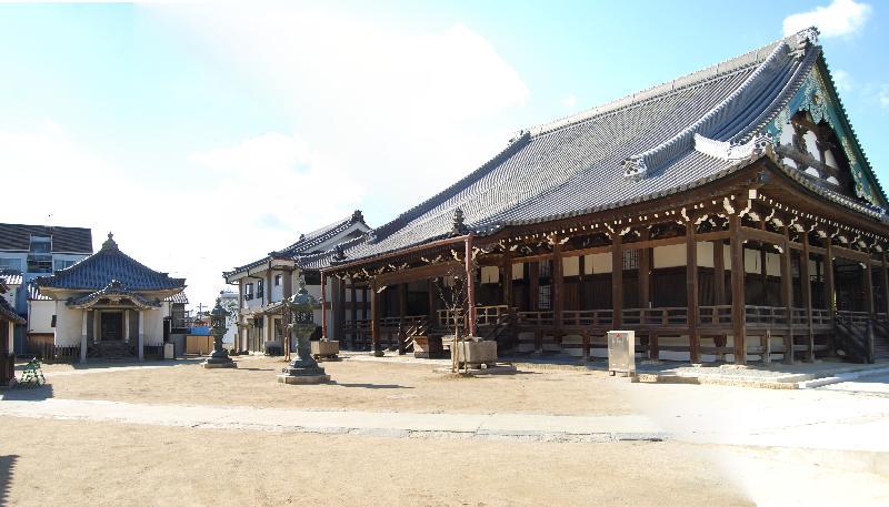 修理後の願泉寺境内のようすの写真