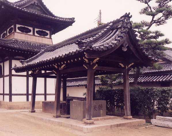 奥に太鼓堂が見える願泉寺井戸屋形の写真