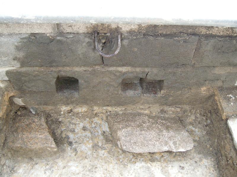 願泉寺石組みの穴