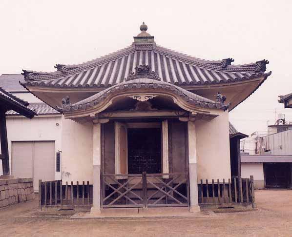願泉寺経蔵の外観写真