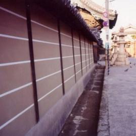 解体前の築地塀の写真