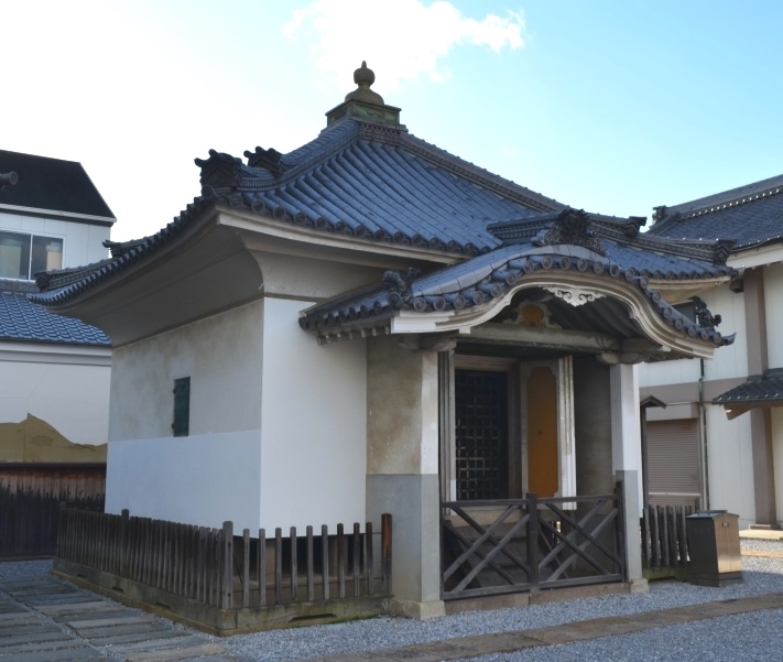 修理が終わった願泉寺経蔵の写真