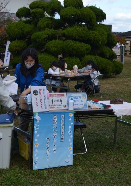 「星形ペンダントをつくろう!」(泉大津市立池上曽根弥生学習館)の様子