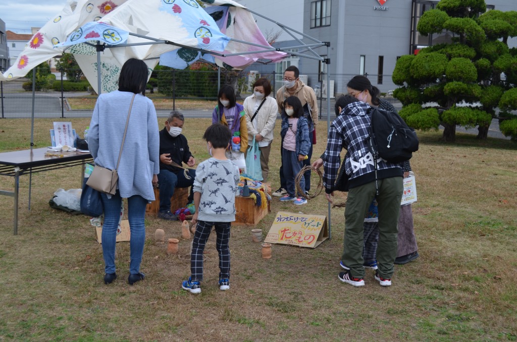 「輪投げではくふだゲットだぜ!」 (泉南市埋蔵文化財センター)の様子