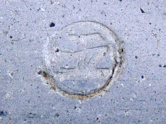本堂瓦刻印「丸に五」の写真