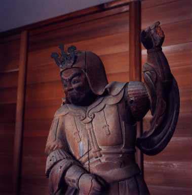 孝恩寺木造持国天立像上部の写真