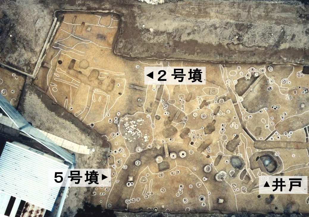 発見した2号墳・5号墳と井戸の航空写真