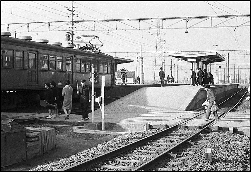 国鉄東貝塚駅構内