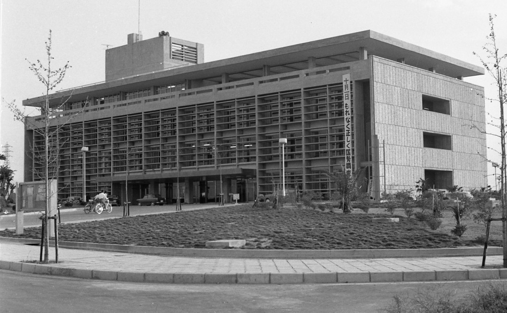 完成間もない現在の市役所本庁舎の写真