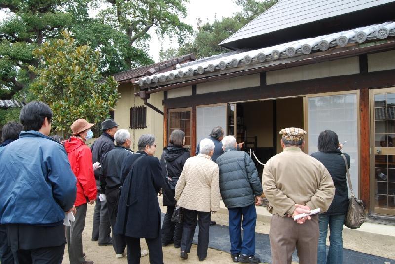 表書院の前で説明する青山さんとそれを聴く参加者のみなさんの写真
