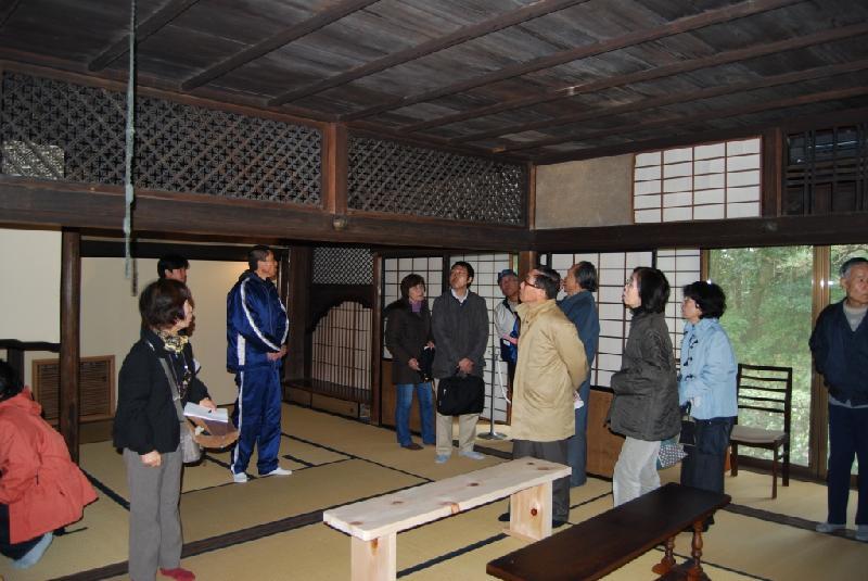 離れ書院内部を見学する参加者のみなさんの写真