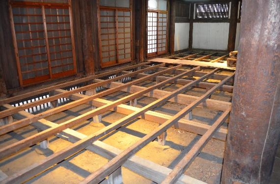 外陣床板の解体が進む孝恩寺観音堂の内部 その2