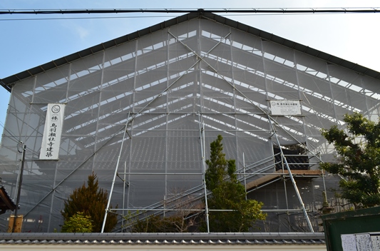 完成した素屋根で覆われた孝恩寺観音堂(側面)の写真