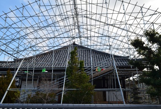 観音堂に設けられた足場と素屋根の骨組みの写真