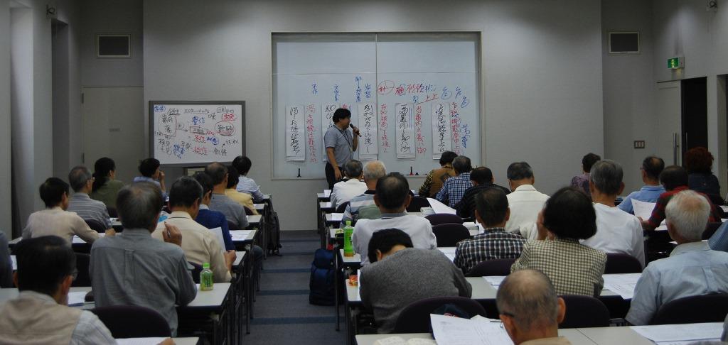 古文書解読に集中する受講者のみなさん