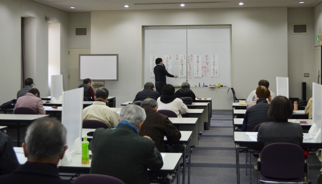 講義に聞き入る受講者のみなさんの様子
