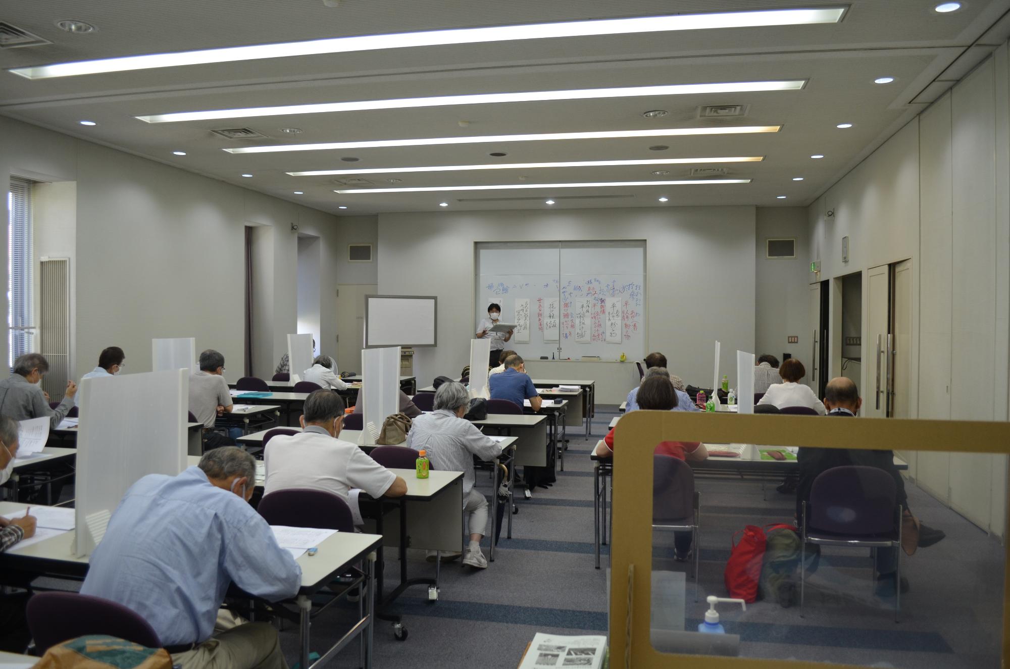 講義に聞き入る受講生の様子