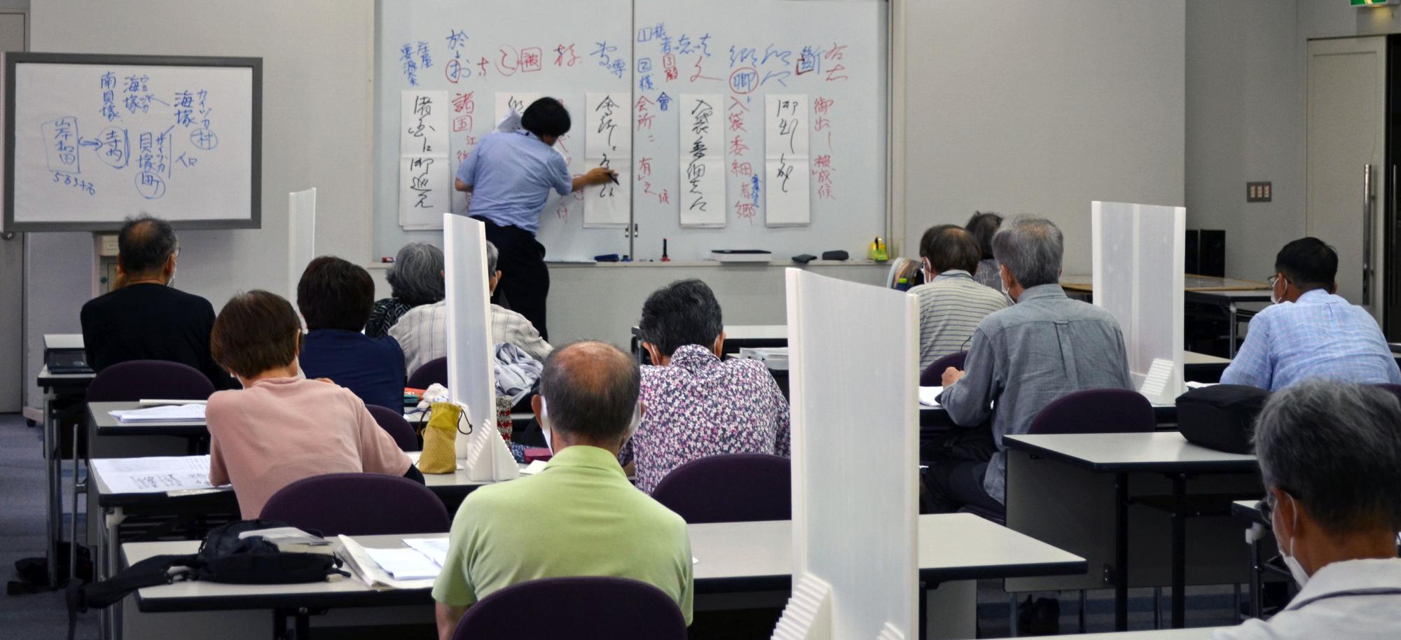 講義に聞き入る受講者のみなさんの様子