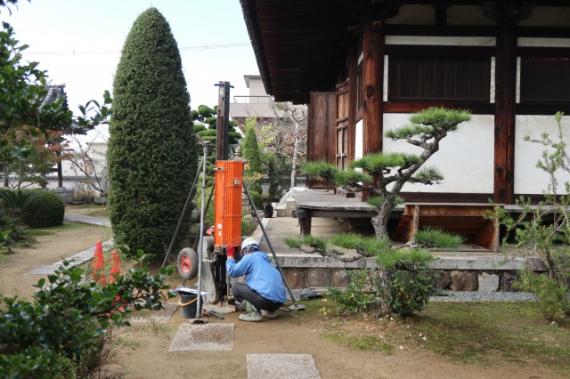 孝恩寺での地盤調査の写真