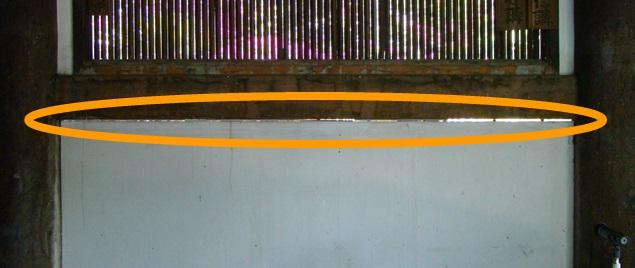 建物内から壁のすき間が確認できる写真