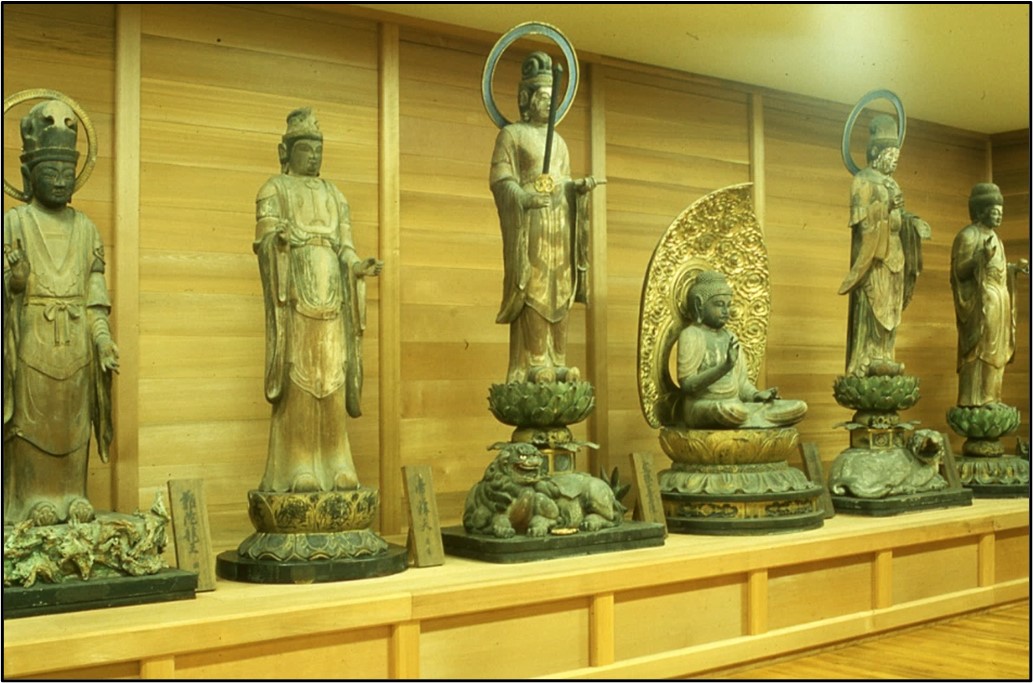 孝恩寺収蔵庫内の重要文化財仏像群