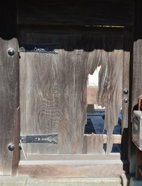 割れたくぐり戸の戸板の画像