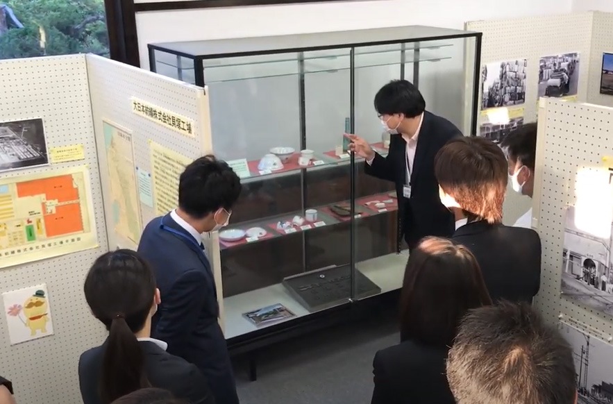 展示物の解説に耳を傾ける新入教職員のみなさんの写真